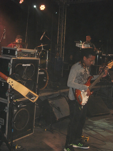 Baixista tocando
