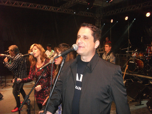 Vocalista principal no microfone