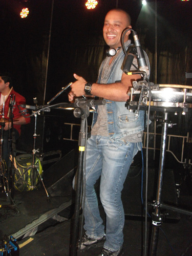 Percussionista sorrindo nos instrumentos