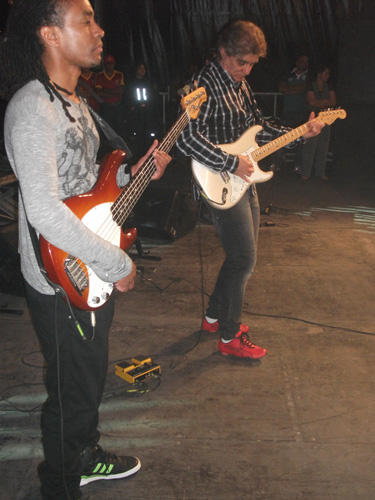 Baixista e guitarrista tocando juntos