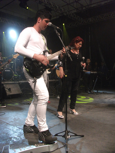 Guitarrista com roupa branca solando