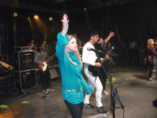 Vocalista interagindo com a plateia