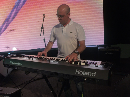 Tecladista com teclado Roland V-Combo