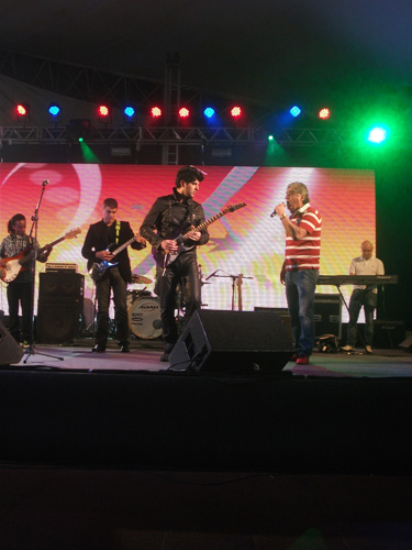 Visão completa da banda no palco