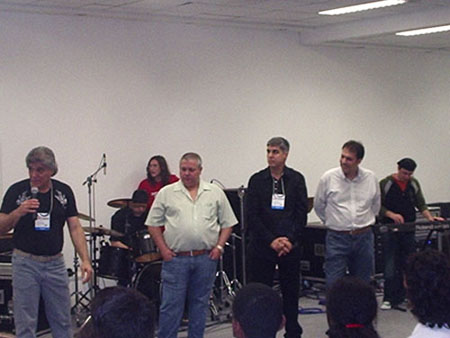 Integrantes e músicos no palco