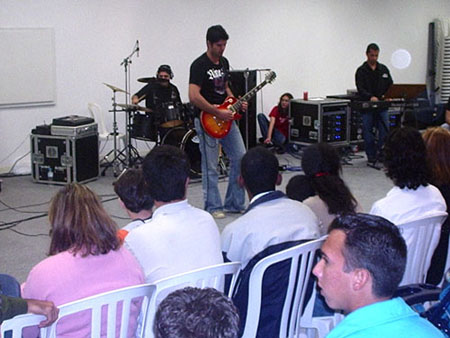 Apresentação musical com guitarra