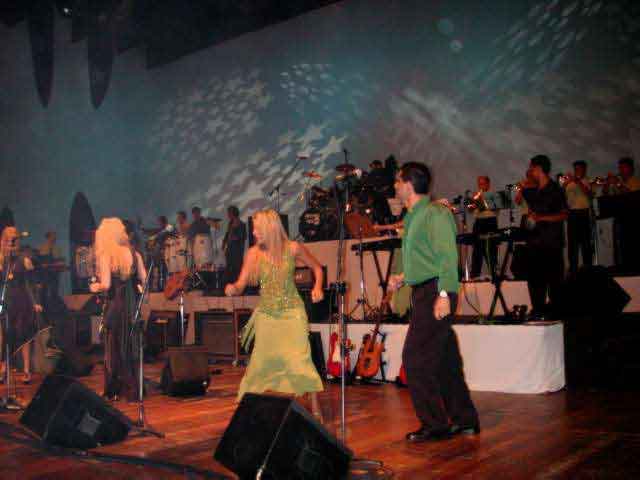 Visão ampla do palco e iluminação