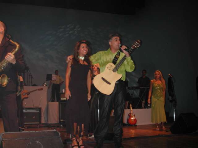 Músicos interagindo no palco