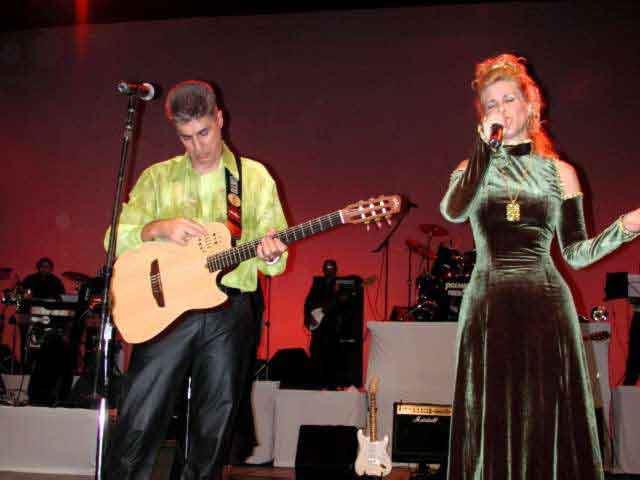 Violonista ajustando o instrumento ao lado da vocalista