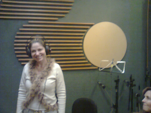 Vocalista sorrindo à frente dos difusores