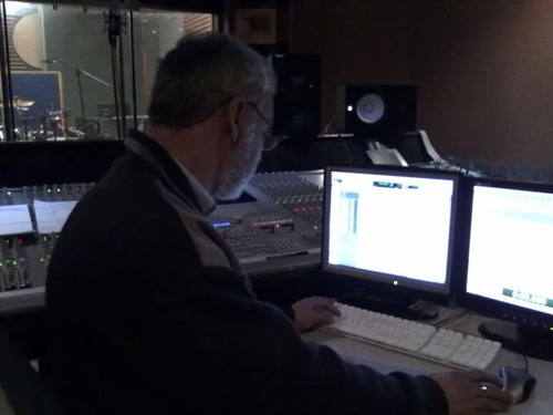 Técnico de som operando a mesa de mixagem