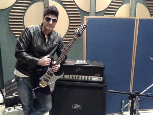 Guitarrista posando com guitarra Ibanez e amp Peavey