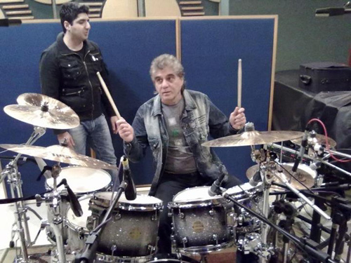 Baterista tocando durante o ensaio