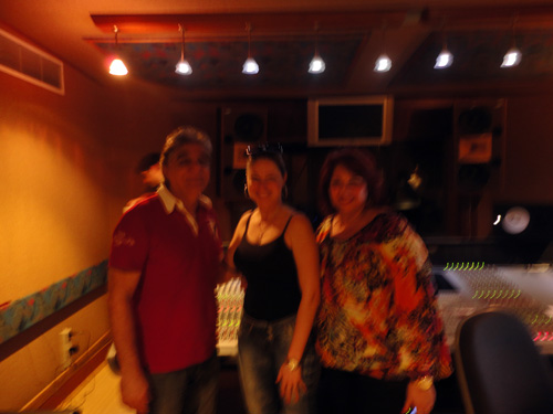 Trio de produção na sala de controle