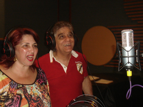 Dupla cantando no microfone
