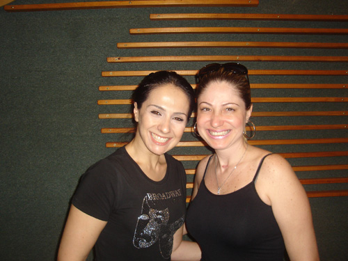Duas integrantes sorrindo em frente aos difusores