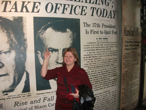 Exposição Jornal Nixon Resign - Mulher