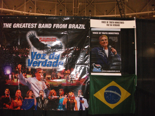 Estande Voz da Verdade com a Bandeira do Brasil