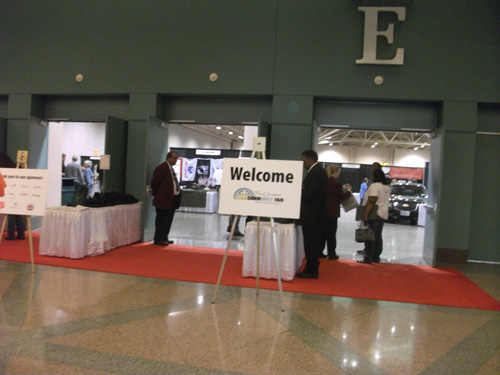 Entrada do Hall E com placa Welcome The Christian Community Fair